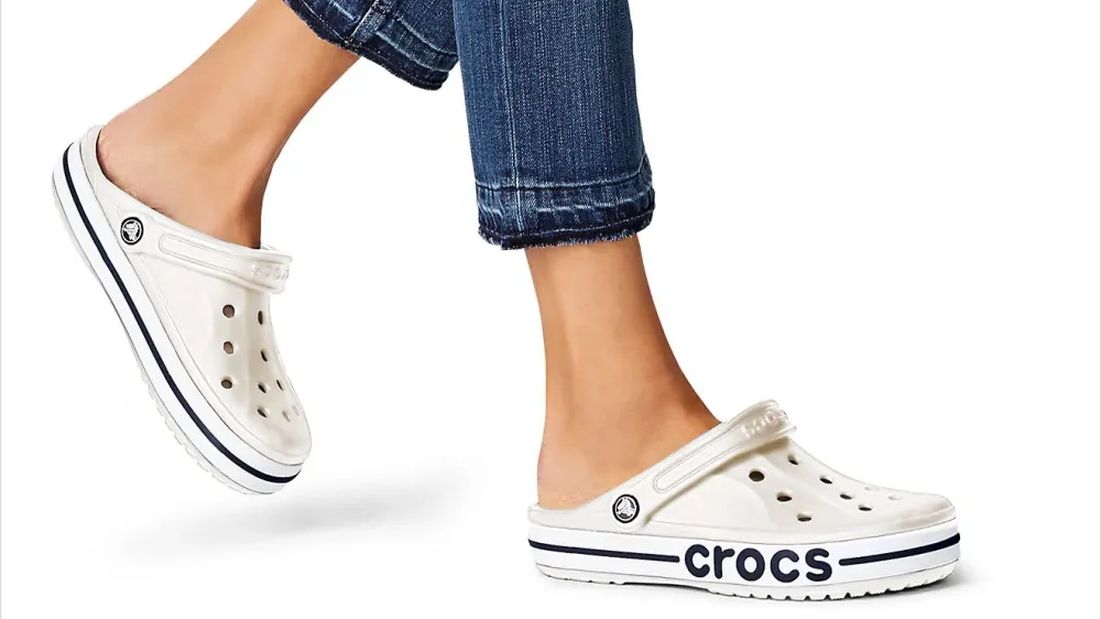 개발자가 분석한 크록스(Crocs) 실전 가이드: 사무실 전투화부터 여름 데일리룩까지 🐊✨
